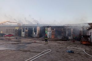 Pożar warsztatu w Biskupcu. Jedna osoba trafiła do szpitala