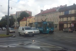 Z tramwaju wysiadali pod koła aut

