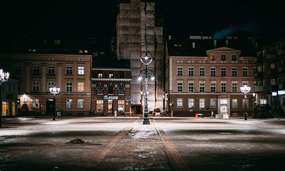 Bartoszyckie stare miasto nocą.