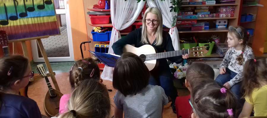 Przedszkolaki poznawały ludzi związanych z muzyką oraz różne instrumenty muzyczne  