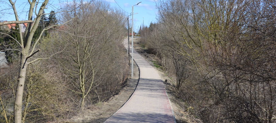 Ścieżką z kostki brukowej rowerzyści mogą przemieszczać się z ulicy Jagiełły na Wzgórze św Franciszka