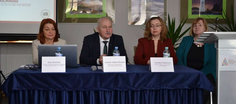 Ewa Wrochna i Svetlana Sokolova w towarzystwie marszałka Gustawa Marka Brzezina podczas konferencji prasowej inaugurującej realizację projektu