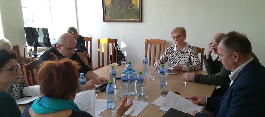 Prezes Halina Siwka na posiedzeniu komisji zdrowia RM w Olecku
