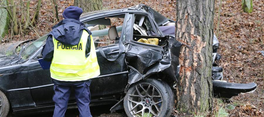 Kierowca BMW stracił panowanie nad autem i uderzył w drzewo 