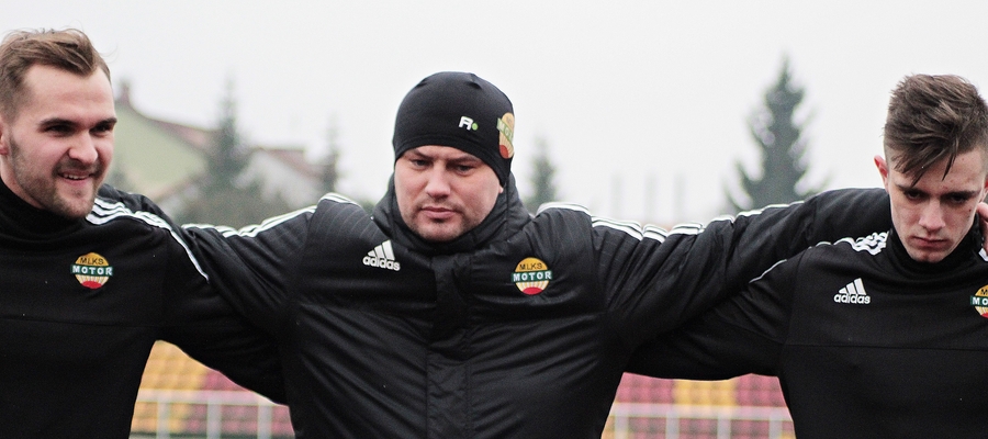 Trener Motoru Lubawa Krzysztof Malinowski (na zdjęciu w środku) uważa, że nie uda się dokończyć sezonu 2019/20