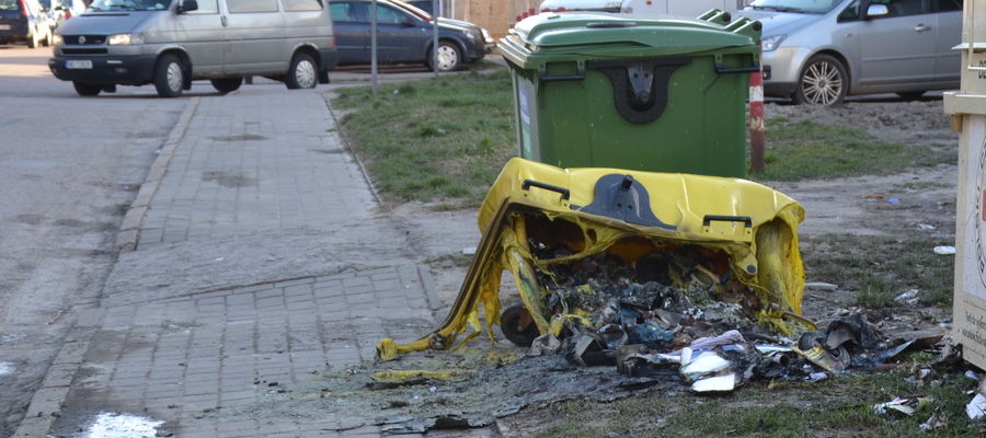 Pojemnik na odpady przy ul. Pieniężnego spłonął, a raczej stopił się niemal w całości