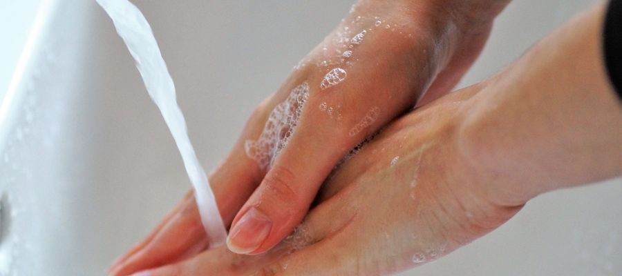Niezależnie od posiadanych środków do dezynfekcji głównym zabiegiem jest dokładne mycie rąk wodą z mydłem. 