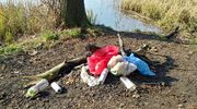 Nad Jeziorem Ornowskim śmieci rosną razem z wiosenną trawą