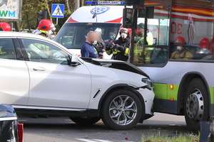Zderzenie auta osobowego z autobusem miejskim na rondzie Ofiar Katynia w Olsztynie