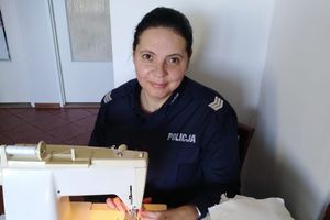 Policjantka z Pisza po służbie szyje maseczki