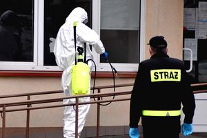 Strażacy przeprowadzili dezynfekcję przychodni w Olecku