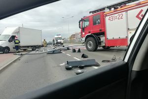 Wypadek na Kilińskiego w Ełku - kierowca stracił panowanie i wjechał prosto w sygnalizator świetlny