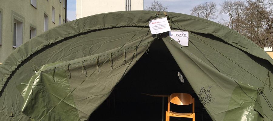Namiot przed nidzickim szpitalem