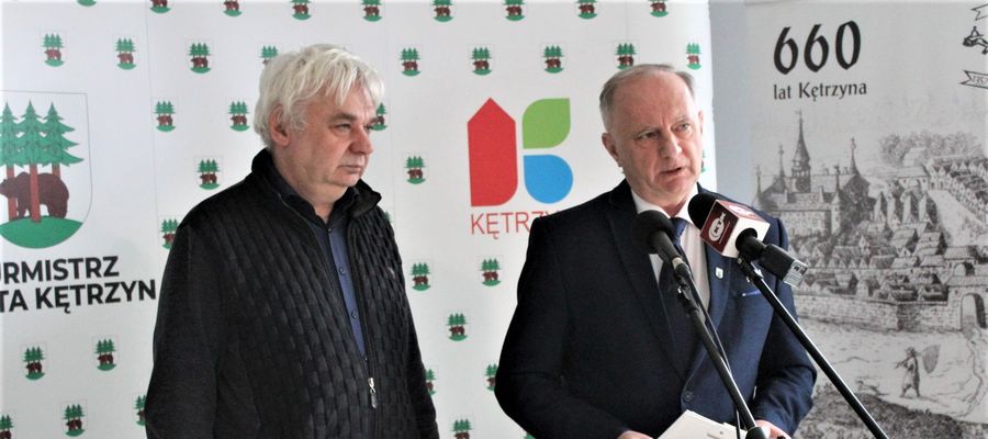 O akcji "Maseczki dla Kętrzyna" poinformowali 14 kwietnia burmistrz Ryszard Niedziółka i prezes spółki W-A Andrzej Wołosowski (pierwszy od lewej)