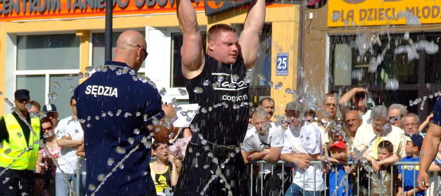 Czerwiec 2008: Puchar Polski strongman w Bartoszycach. Na zdjęciu zwycięzca zawodów Krzysztof Radzikowski
