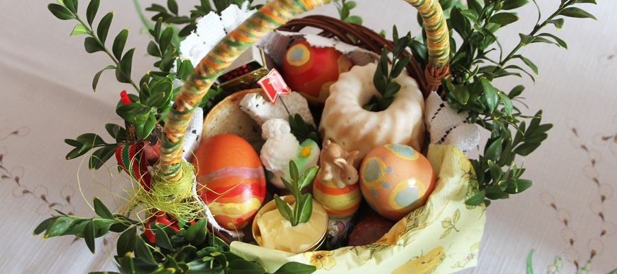 W koszyku z pokarmami do poświęcenia w Wielką Sobotę znajdują się jajka