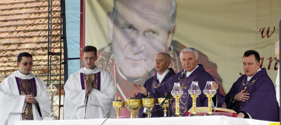 Msza św. w intencji Jana Pawła II odprawiona 2 kwietnia 2007 roku na placu przed Starostwem Powiatowym w Ostródzie 
