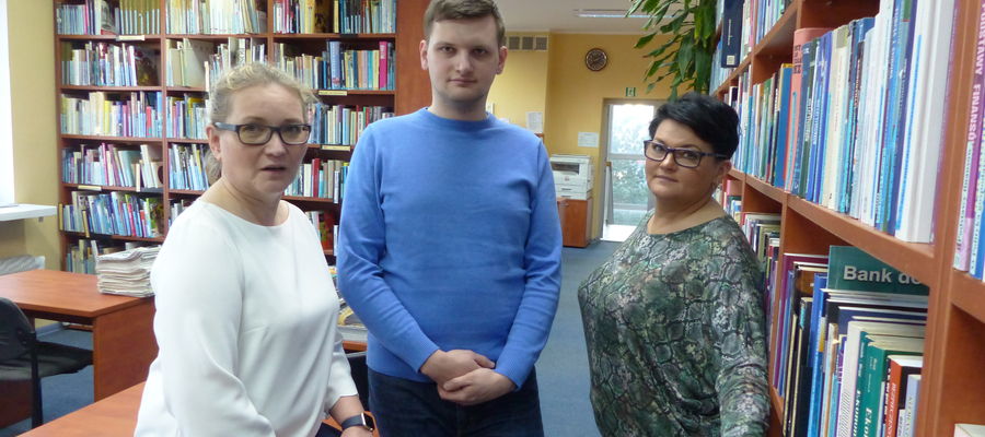 Ewa Błażejczyk, mama Witka - z prawej, Kinga Groszkowska, dyrektor MBP - z lewej