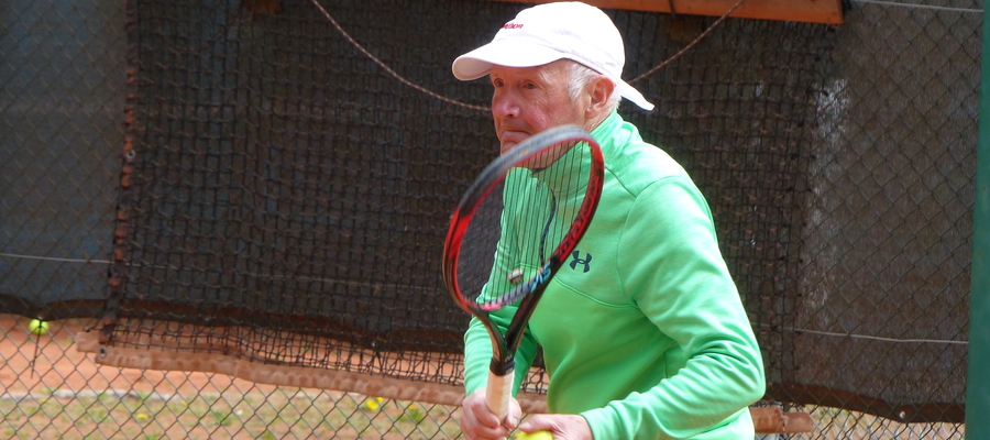 Zdjęcie jest ilustracją do artykułu (zawodnik podczas turnieju tenisa ziemnego na kortach w Iławie, rozegranego 4 maja 2019)