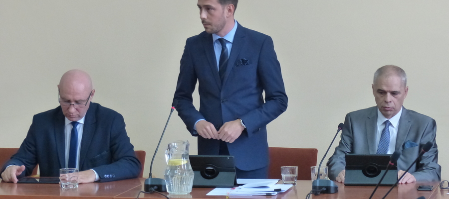 Michał Młotek - przewodniczący rady miasta (w środku), przełożył sesję o kilka dni