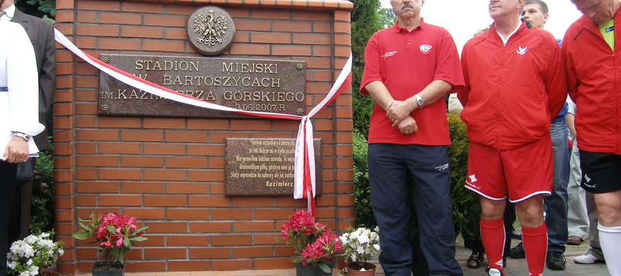 Piłkarze Orłów Górskiego podczas wizyty w Bartoszycach (czerwiec 2007). Od lewej: Jan Domarski, Lesław Ćmikiewicz i Zygmunt Kalinowski