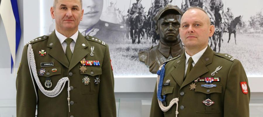 Płk Radosław Cyniak (z lewej) przekazał dowództwo nad pułkiem płk Jarosławowi Niemcowi