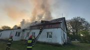 Pożar budynku mieszkalnego. W akcji gaśniczej ucierpiał strażak
