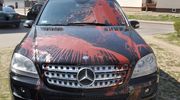 Postanowił odegrać się na znajomym. Nałożył perukę i oblał jego mercedesa farbą