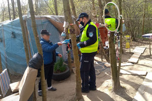 Podopieczni Schroniska dla Bezdomnych w Olsztynie szyją maseczki dla potrzebujących. Mundurowi pomagają w dystrybucji [ZDJĘCIA] 