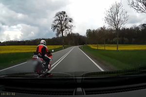 Niebezpieczna jazda motocyklistów zarejestrowana przez kierowcę