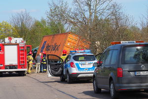 Samochód ciężarowy uderzył w drzewo. Jedna osoba w szpitalu