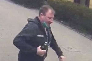 Rzucił butelką w autobus. Policja publikuje wizerunek sprawcy [VIDEO]