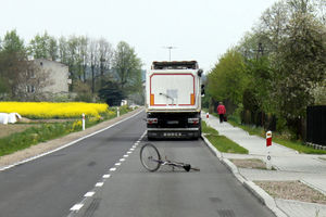 Rowerzysta wpadł pod koła scanii