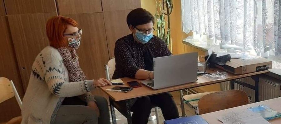 Nauczycielki Anna Banach i Monika Czarnecka pracowały w zeszłym tygodniu nad instalowaniem oprogramowania do zdalnej nauki