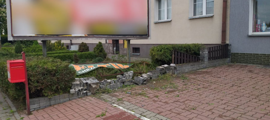 Pijany 27-latek wjechał na chodnik i uderzył w betonowy murek uszkadzając przy okazji bilboard — do zdarzenia doszło przy ulicy Wyszyńskiego w Iławie