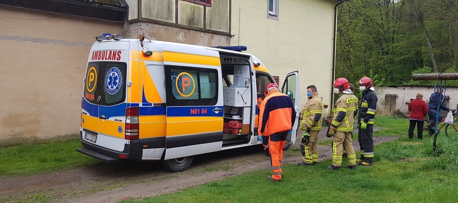 Służby ratunkowe nie były w stanie wejść do mieszkania, więc wezwano także straż pożarną, na miejsce przybyli strażacy z OSP Susz, którzy wyważyli drzwi do mieszkania. Okazało się, że mężczyzna już nie żył