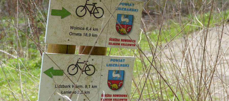 Oznaczenia na ścieżce rowerowej szlakiem kolejowym z Lidzbarka Warmińskiego do Ornety