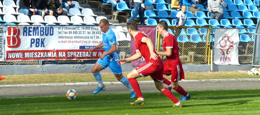 Arkadiusz Kuciński (przy piłce, błękitny strój) podczas rozegranego 15 września 2019 meczu z GKS-em Wikielec, do którego (nieoficjalnie) był przymierzany