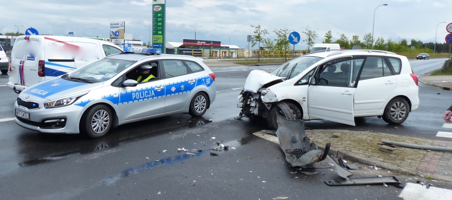 Zdjęcie z wypadku, do którego doszło w czwartek na skrzyżowaniu alei Jana Pawła II i ul. Ziemowita w Iławie