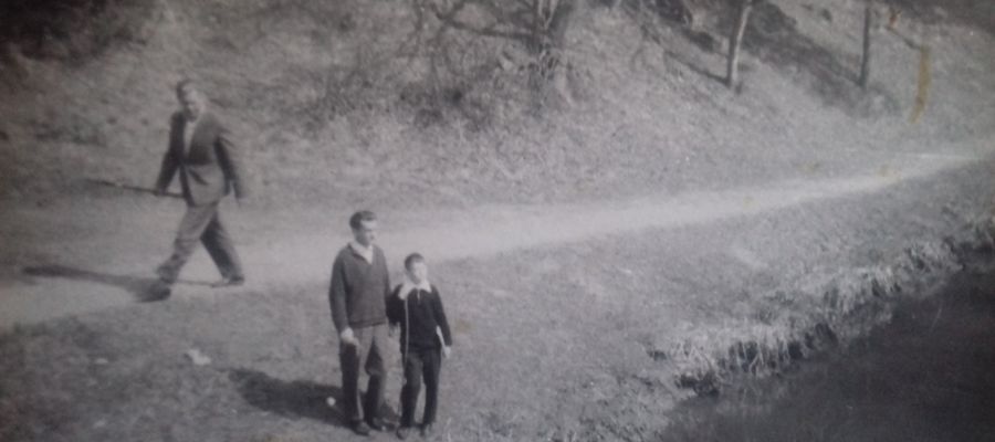 Ja z ojcem Janem na majowym spacerze koło wudeku, 1961 rok  