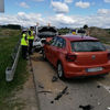 VW polo uderzył w robotników pracujących na drodze
