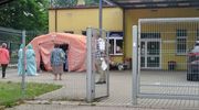 W poniedziałek rano pod oddziałem zakaźnym Ostródzkiego szpitala znowu pojawiła się kolejka osób czekających na badanie