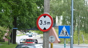 Kierowcy apelują: znak z wysokością wiaduktu jest ustawiony "za późno" 