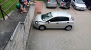 Wypadek w Ełku - kierowca wjechał w ścianę na jednym z osiedli