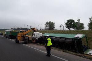 Samochód ciężarowy wywrócił się do rowu