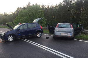 Wypadek pod Olsztynem. Dwie osoby trafiły do szpitala