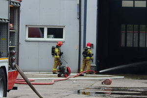 Pożar butli z acetylenem w hali firmy transportowej w Nowym Mieście. DK15 zablokowana, zorganizowano objazdy