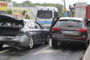 Kilka zniszczonych aut po kolizji na Armii Krajowej w Olsztynie [ZDJĘCIA]
