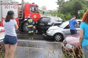 Na ulicy Pstrowskiego w Olsztynie zderzyło się siedem pojazdów [ZDJĘCIA]