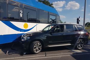 Kierująca BMW na przejeździe kolejowym uderzyła w jadący szynobus